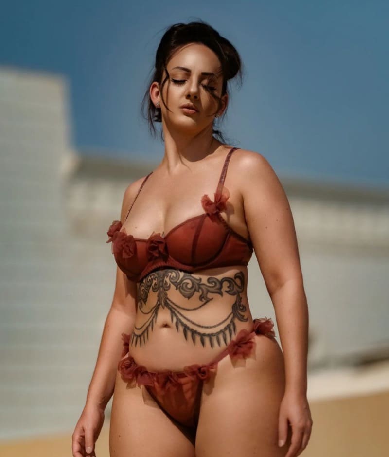Babe in red bikin