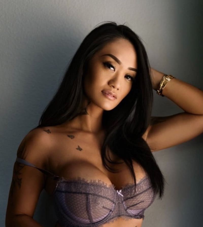 Babe with massive tits Kolie