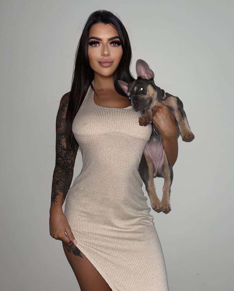 Babe in tight dress