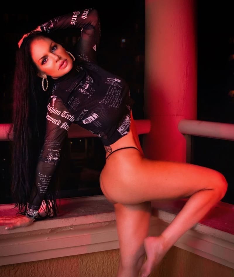 Babe in photoshoot