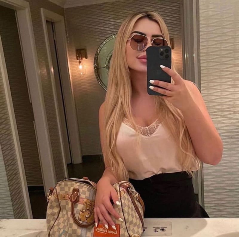 Nina mirror selfie