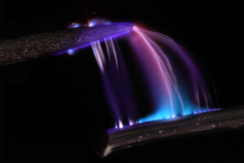 Electricity between pin and wire microscopic