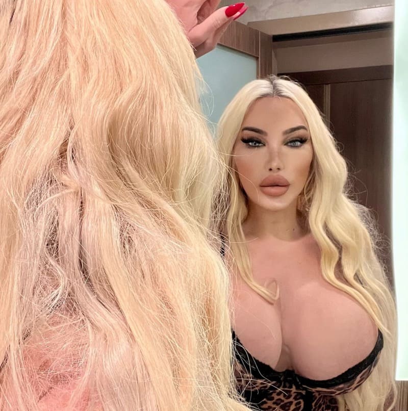 Babe with massive tits in mirror