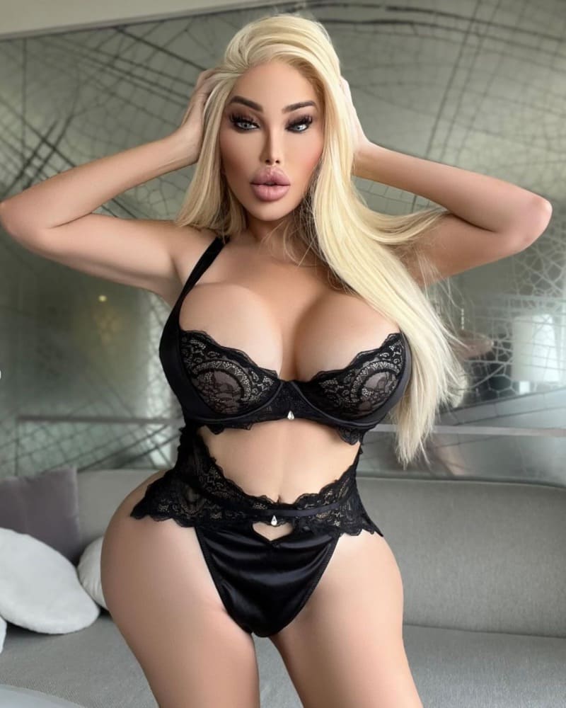 Jessica in black lingerie with massive tits