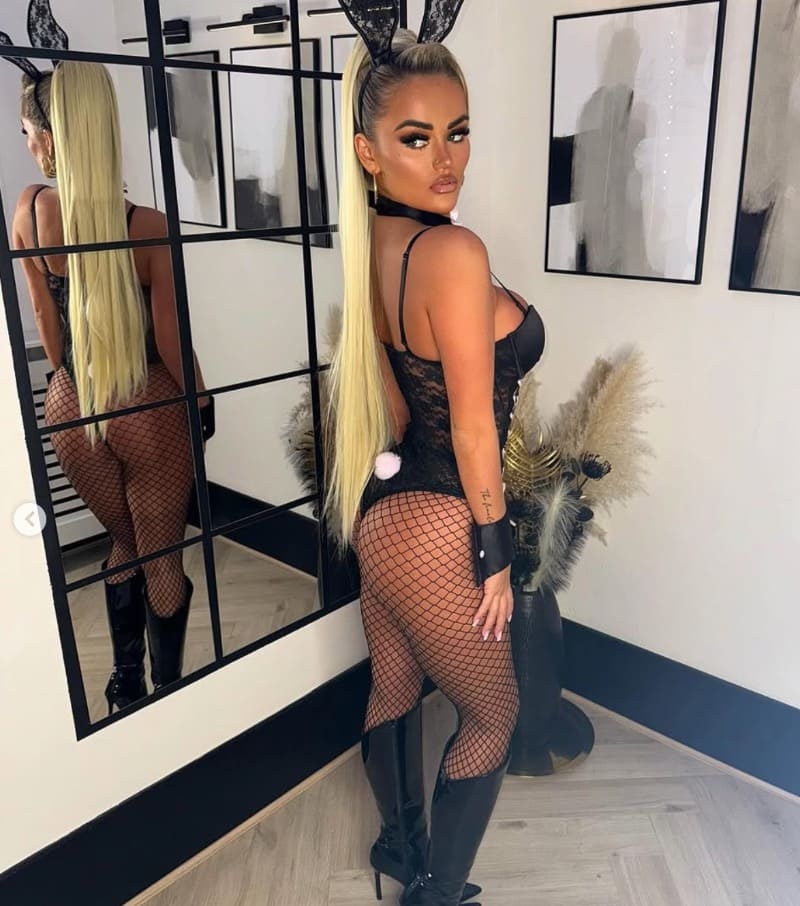 Babe with perfect ass