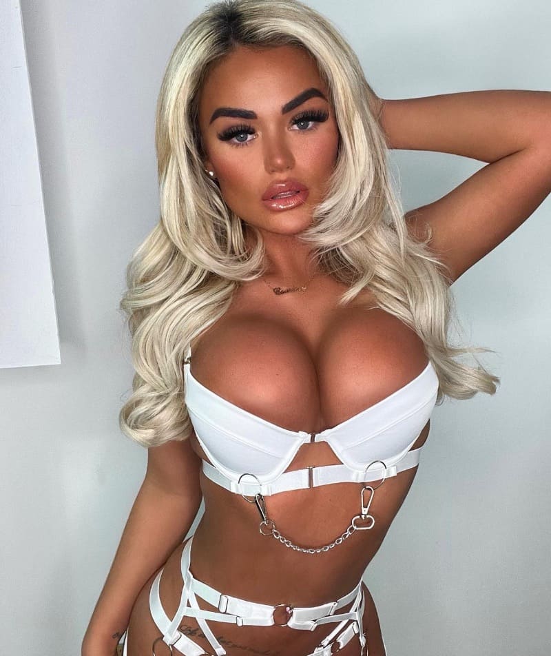 Babe with nice knockers