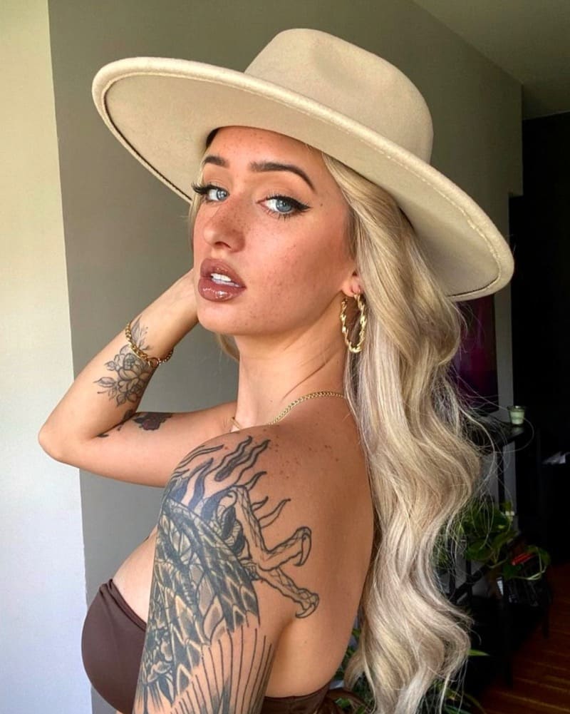 Babe with a hat