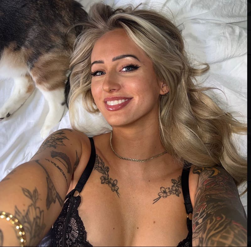 Blonde babe selfie