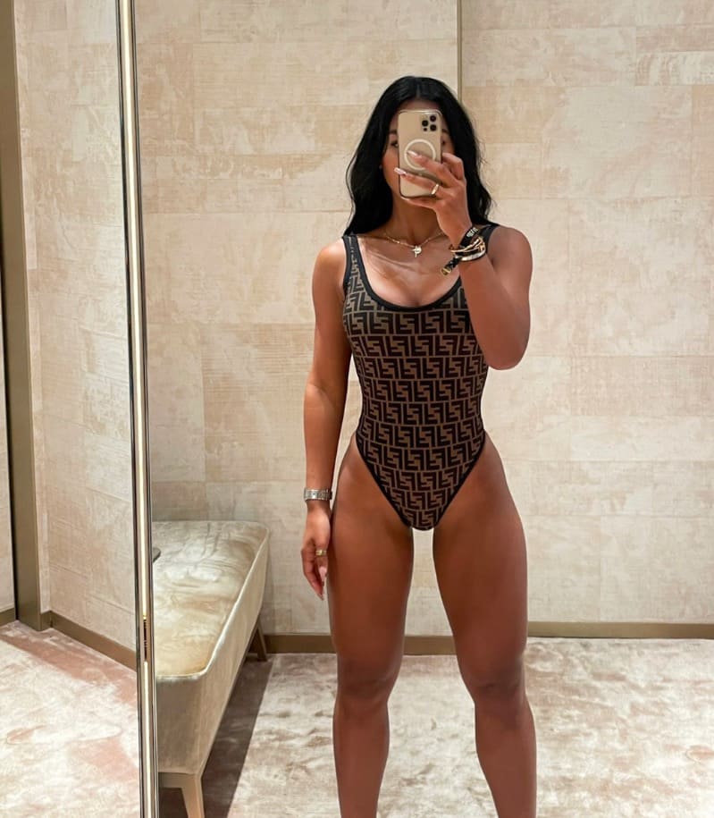 Sexy babe in bathingsuit