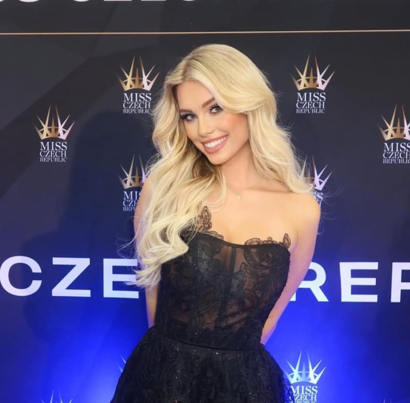 Justyna smiling on red carpet