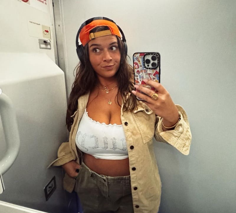Babe in sexy outfit in Plane