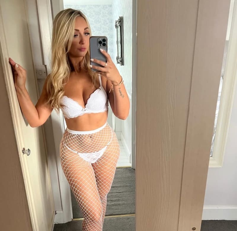 Babe with sexy white lingerie