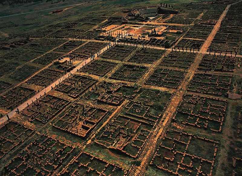 Roman city building 
