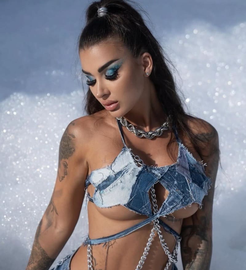 Susy in music video recording