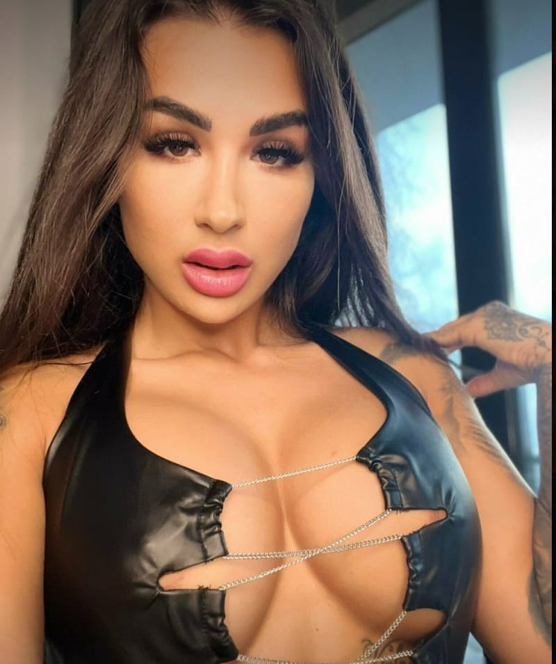 Susy in tight top selfie