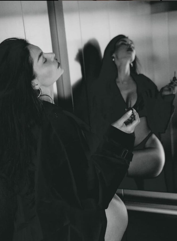 Eliza in mirror with nice ass