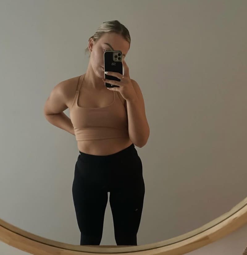babe in sport outfit to go to the gym