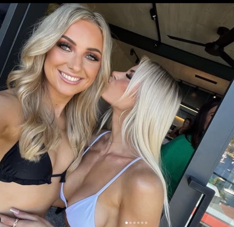 Blonde babes kissing