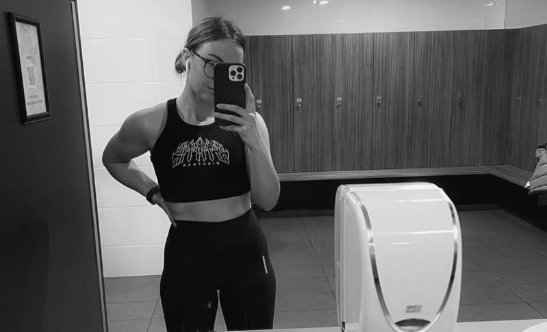 Babe in gym taking selfie