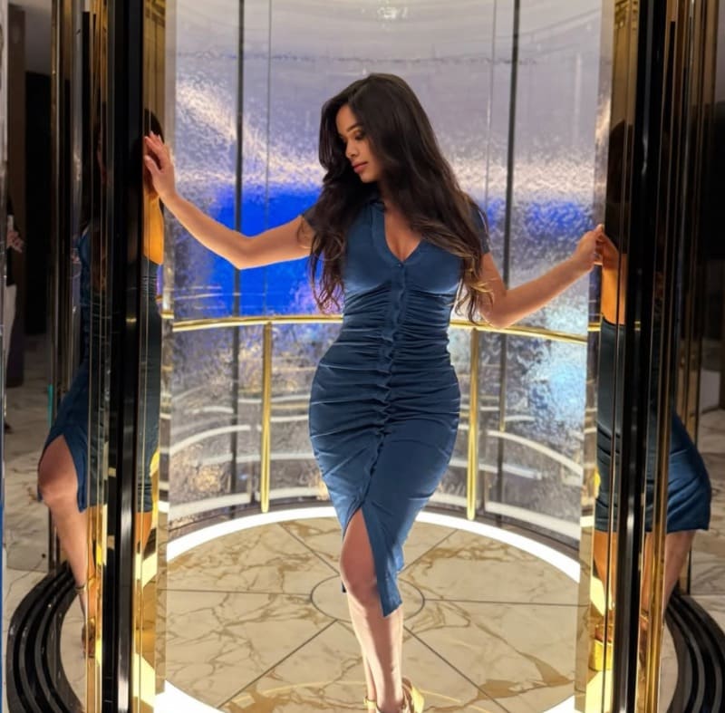 Babe in blue elevator
