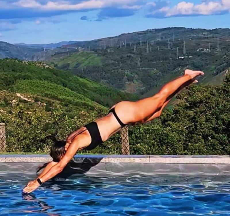 Babe diving into pool