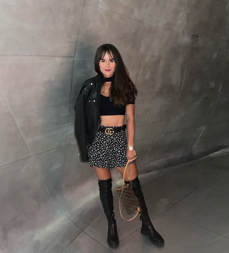 Babe in sexy skirt and tight top