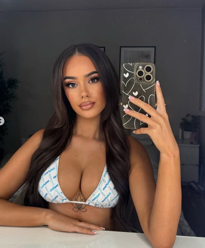 Georgia with nice boobs in bikini