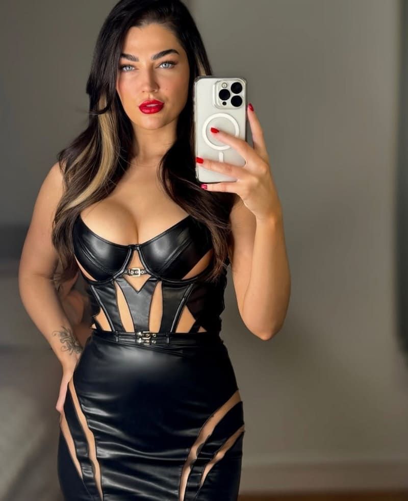 Katie showing off body in mirror selfie