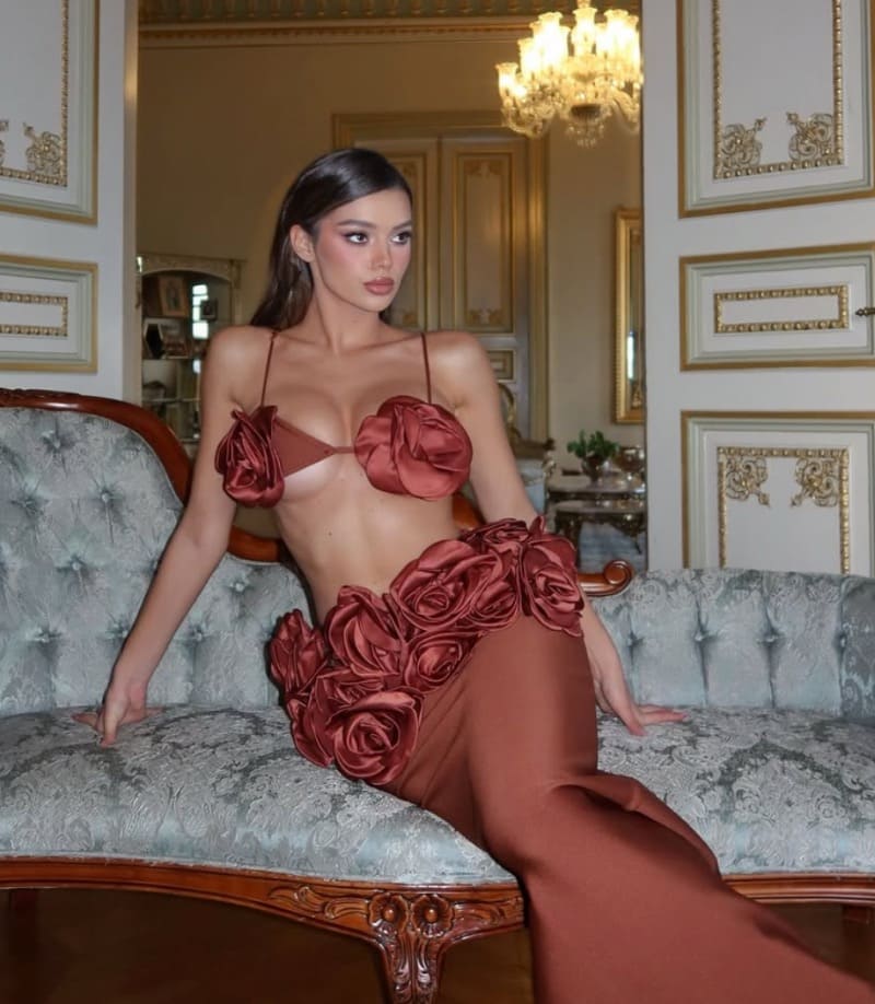 Babe in red dress with sexy revealing top