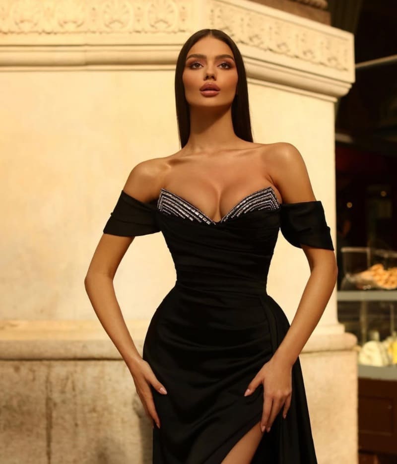 Sindi in tight dress
