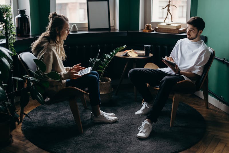 Power couple is having a serious talk 
