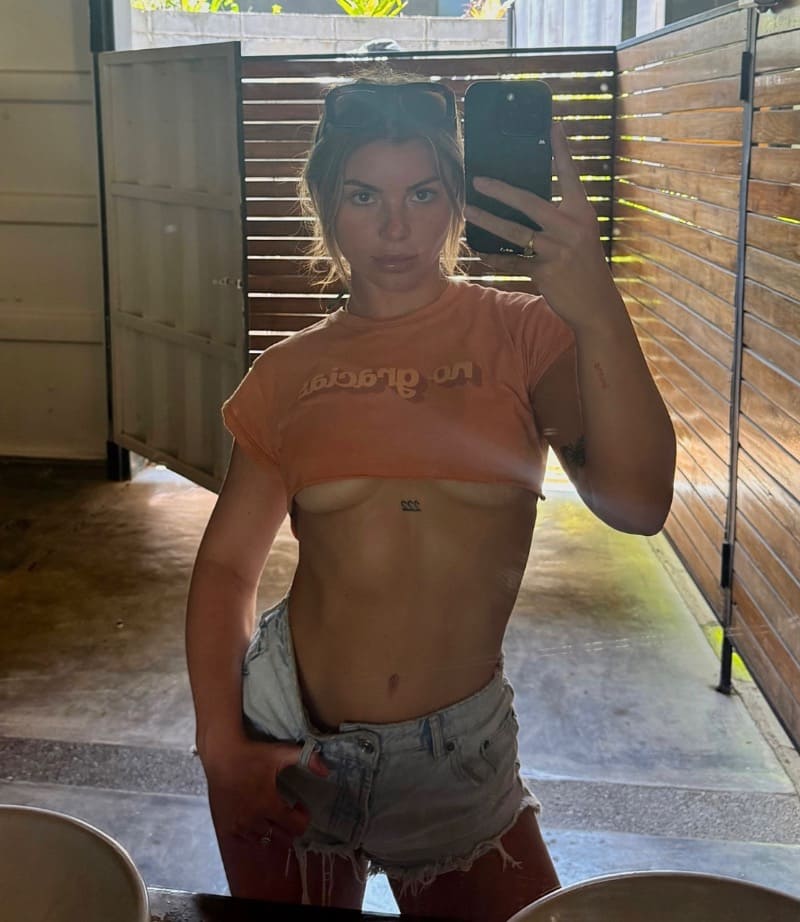 Babe flaunting underboob in orange tshirt
