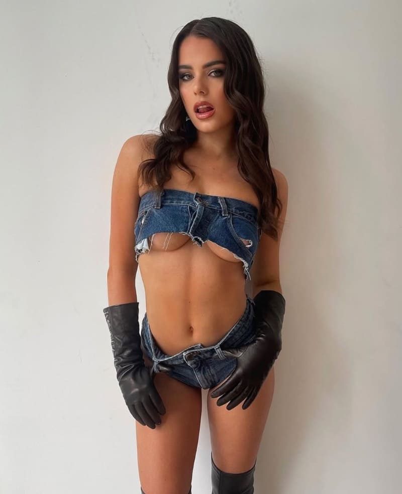 Izabella in sexy jean outfit