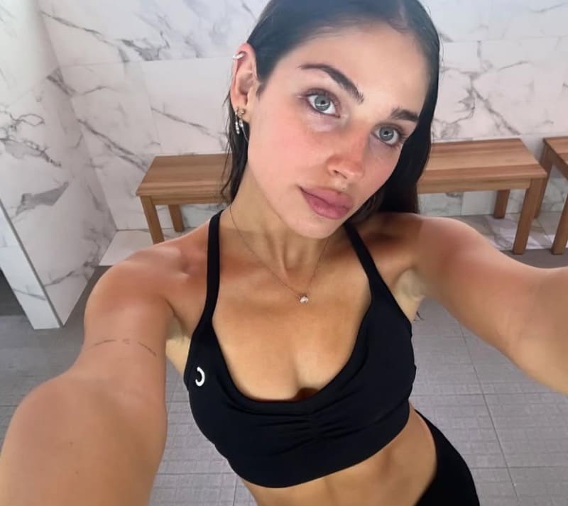 Babe in sexy sport outfit
