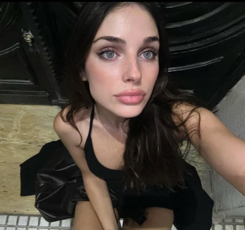 Babe with bright eyes in sexy outfit