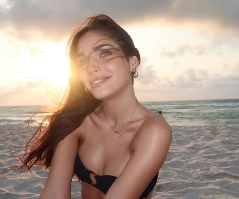 Babe in sexy bikini