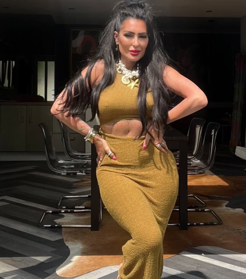 Babe in tight mustard dress