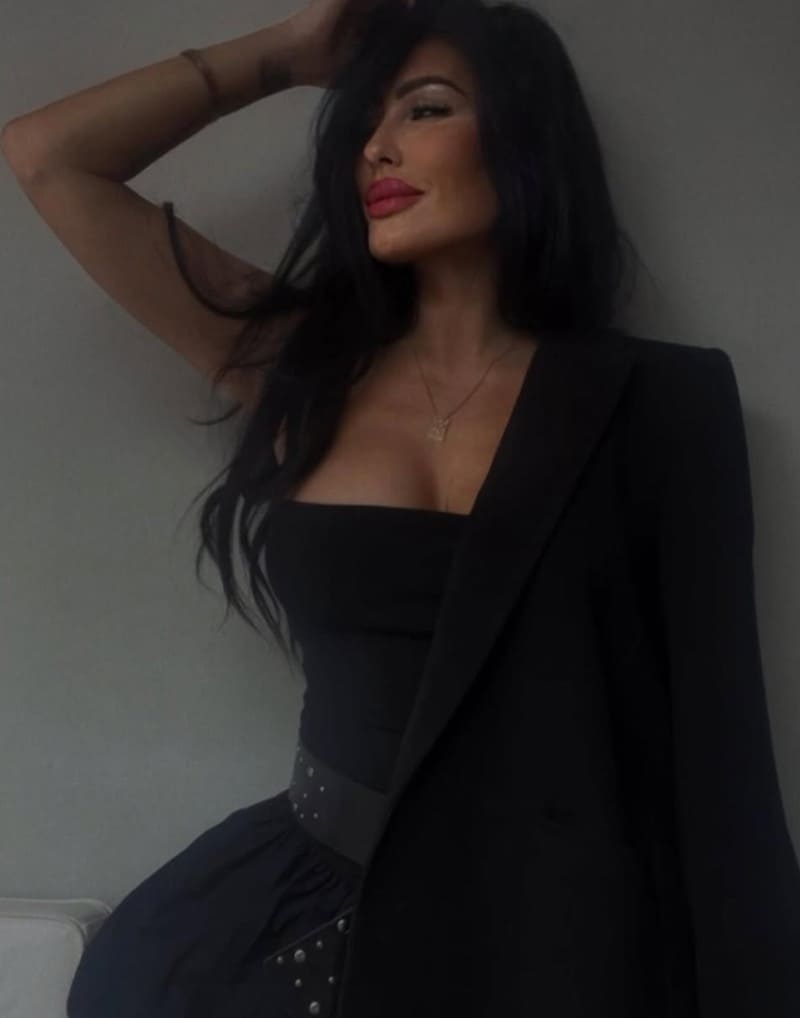 Hayley in tight top with nice re dlips
