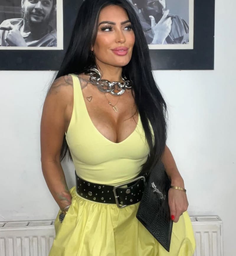 Babe in yellow skirt