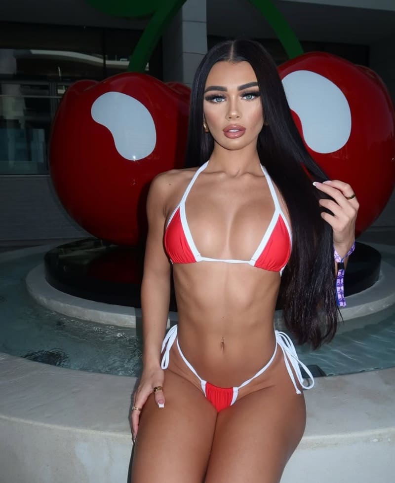 Babe in tiny red bikni