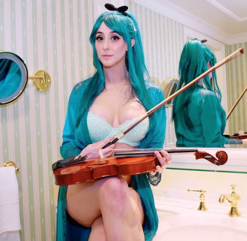 Kari in blue