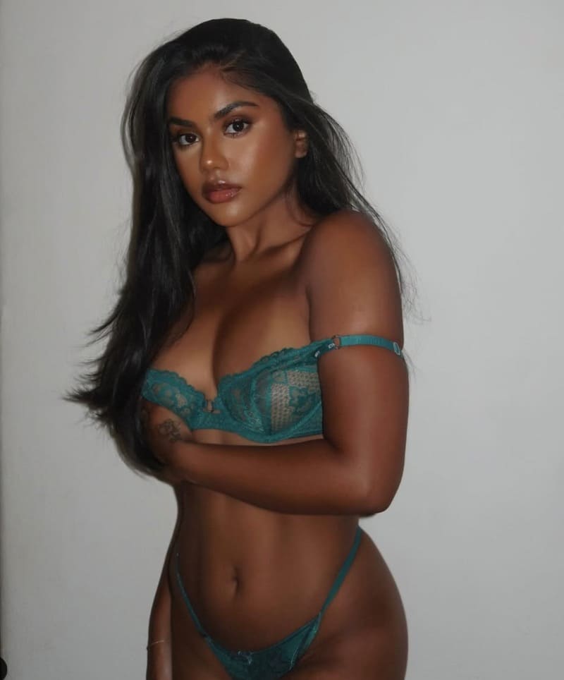 Shaniya in sexy lingerie
