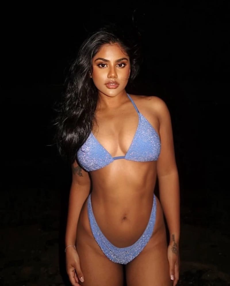 Babe with nice blue bikini