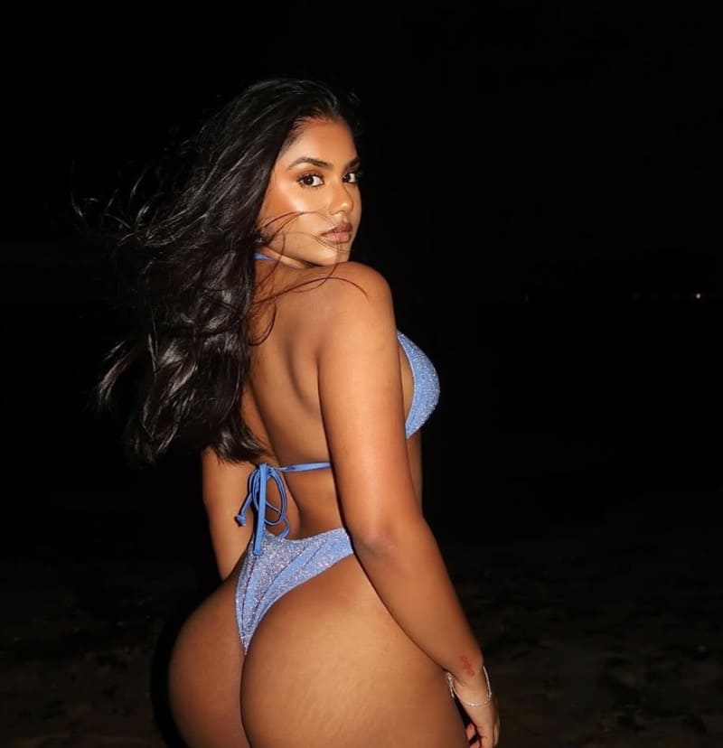 Babe with massive ass nude in bikini