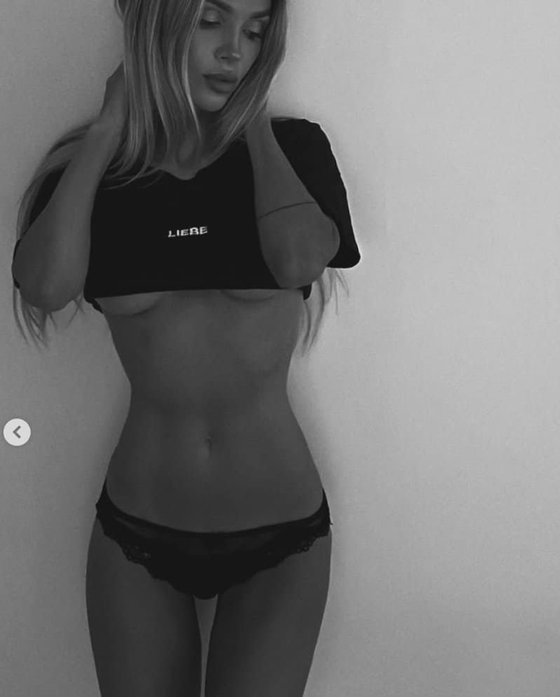 Babe flashing underboob