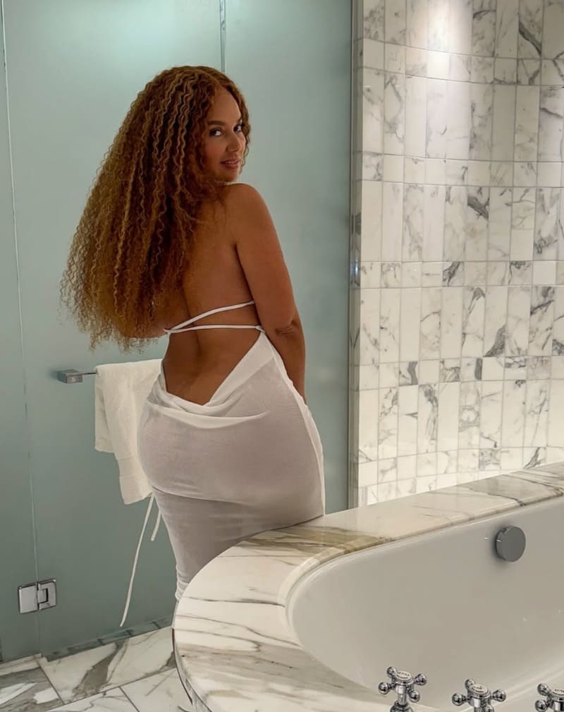 Pamela in sexy jurk met dikke billen