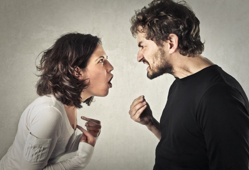De-escalation techniques for fighting couple