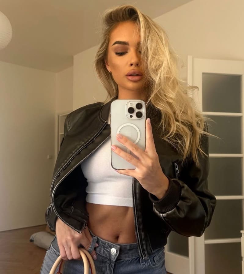 Natalie in jeans