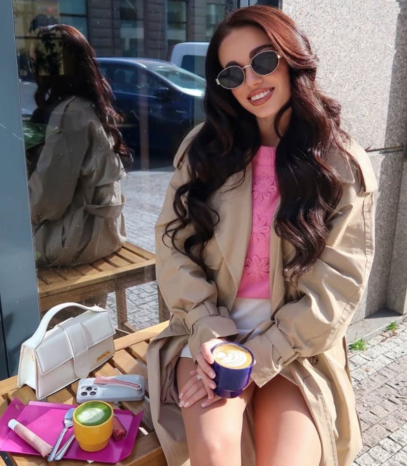Babe at café