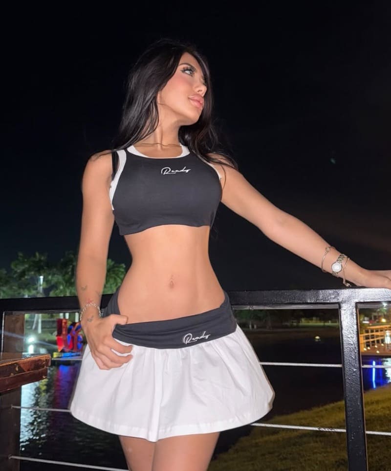 Julieta in short skirt